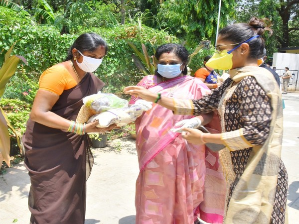 Indian cricketer Mithali Raj distributing essential items with Tamilisai Soundararajan (Photo/ Tamilisai Soundararajan Twitter)