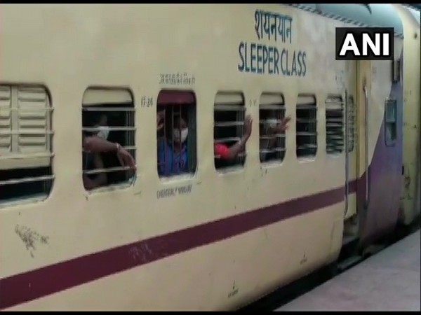 Jharkhand migrant labourers reached Barkakana railway station from Rajasthan on Monday (Photo/ANI)