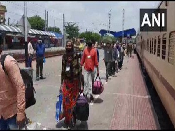 As many as 1,188 people reached Dankuni Railway Station in West Bengal from Rajasthan on Tuesday. Photo/ANI