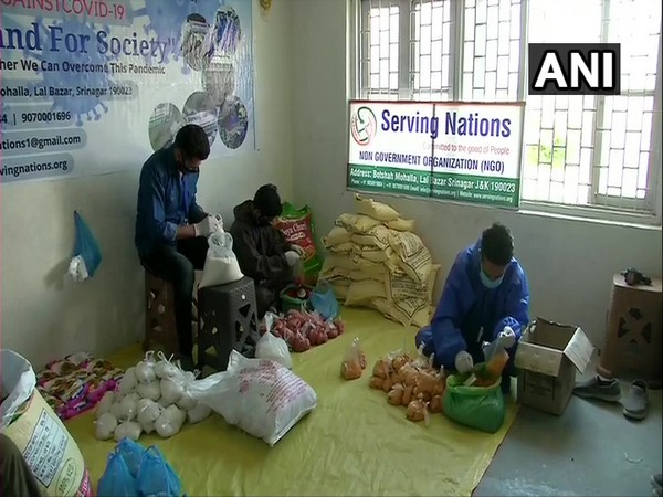 An NGO in Srinagar providing ration to the needy in Anantnag, Pulwama, Srinagar, Budgam and Bandipora, amid lockdown. (Photo/ANI)
