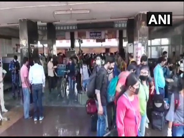 The crowd at Muzaffarpur Railway Station on Wednesday. Photo/ANI