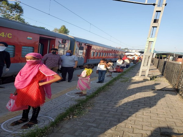 People along with children boarding the special train at Mohali railway station for Hardoi, UP, on Thursday. (Photo courtesy: Girish Dayalan/Twitter)