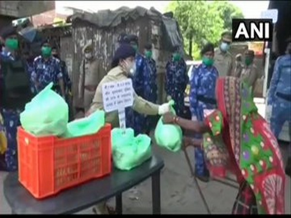 Moradabad Police and RAF personnel distribute ration kits in slum areas of the city. Photo/ANI