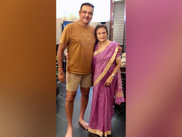 Indian cricket team coach Ravi Shastri with his mother (Photo/ Ravi Shastri Twitter) 