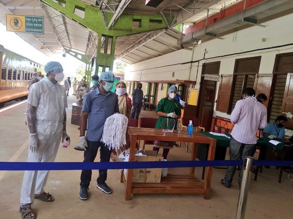 Special train carrying 1,428 migrants departs from Karnataka. 