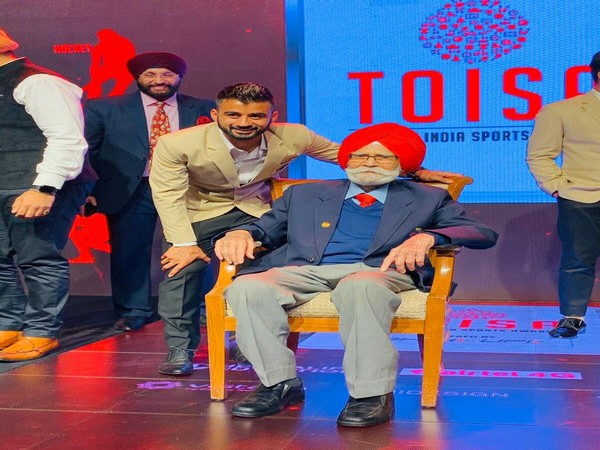 Manpreet Singh with hockey legend Balbir Singh (Photo/ Manpreet Singh Twitter)