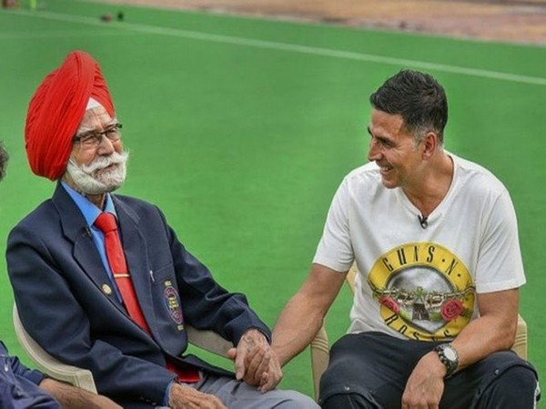 Akshay Kumar with Balbir Singh (Image Source: Twitter)