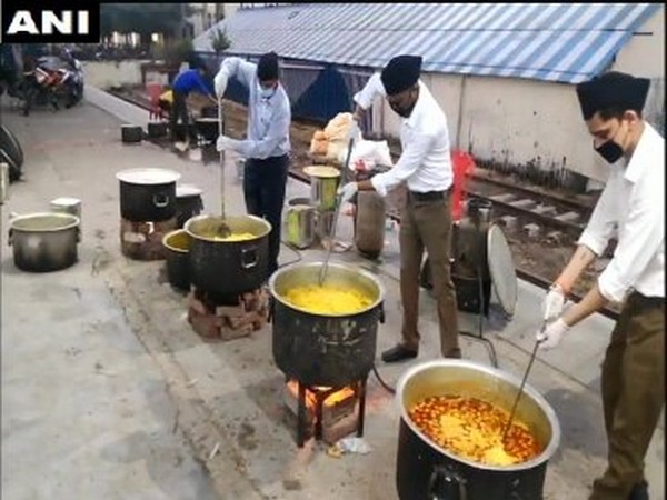 RSS workers prepare food at Moradabad Railway Station on Tuesday morning. [Photo/ANI]