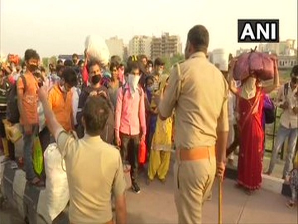 Migrant workers at Delhi-Gazipur border. 