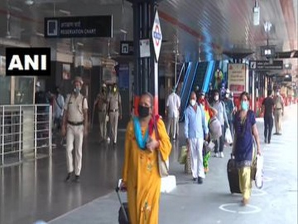 A special passenger train, carrying passengers from Ahmedabad arrived at New Delhi railway station on Saturday. [Photo/ANI]