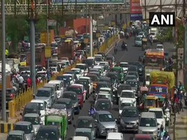 Traffic congestion at Delhi-Ghaziabad border near Gazipur. [Photo/ANI]
