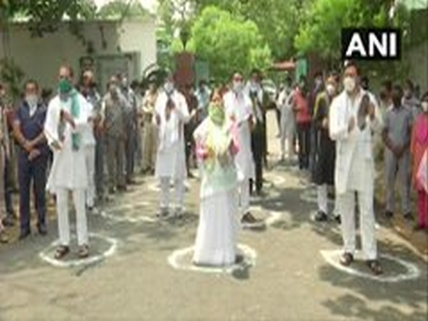 RJD leaders Rabri Devi, Tejashwi Yadav, Tej Pratap clanging utensils. (Photo/ANI)