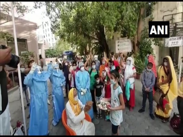 Girl performing Aarti of a 90-year-old man in Indore after he recovered from COVID-19. [Photo/ANI] 