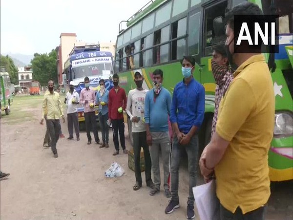 Over 250 migrant workers left Poonch district for their home district in Uttar Pradesh on Thursday. [Photo/ANI]