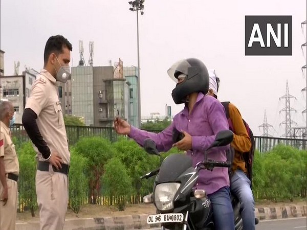 Police checking passes and IDs of people at Delhi-Gurugram border. [Photo/ANI]