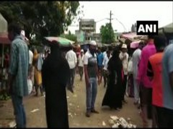 People flout social distancing norms at Teen Batti Vegetable Market in Maharashtra. 