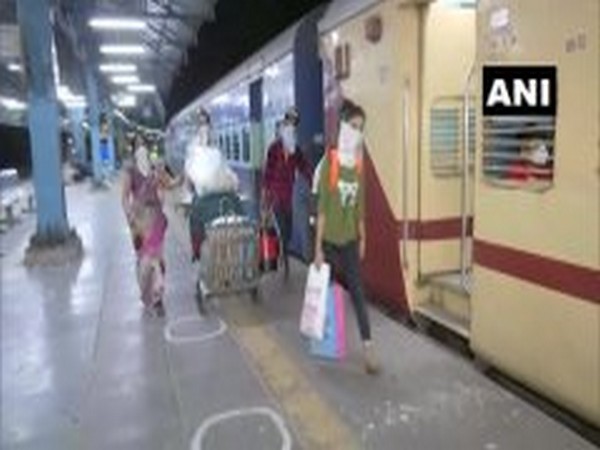 First train among 200 special trains departs from Mumbai for UP. 