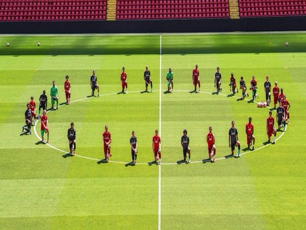 The Liverpool squad kneeling down during training session (Photo/ Trent Alexander-Arnold Twitter)