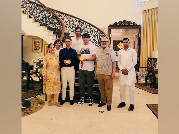 Neeraj Chopra with Abhinav Bindra (Photo: Twitter/Neeraj Chopra)