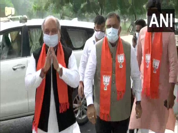 Union Minister Narendra Singh Tomar and BJP National General Secretary Tarun Chugh outside state BJP chief CR Paatil's residence in Gandhinagar. (Photo/ANI)