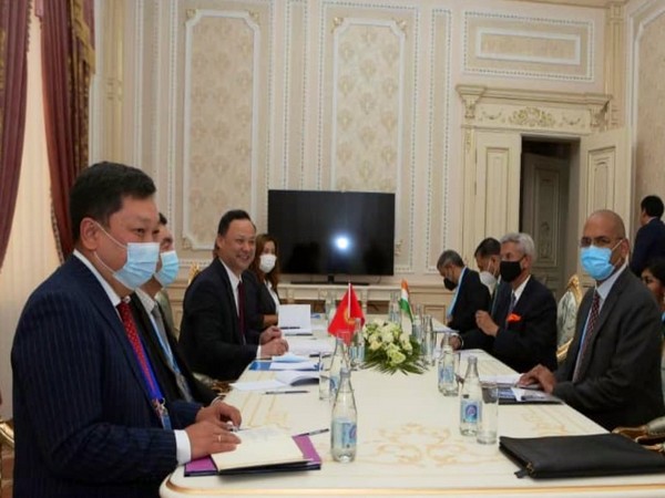 Jaishankar meets Kyrgyz Foreign Minister Ruslan Kazakbaev (Photo Credit: Twitter)