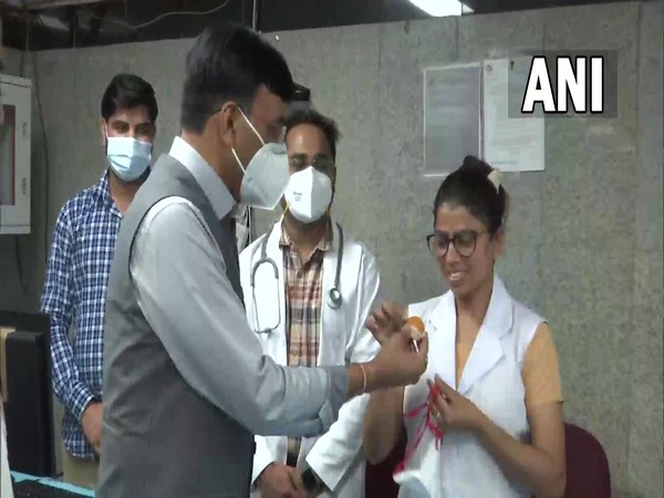 Mansukh Mandaviya celebrates administration of 2 cr vaccines at Delhi's Safdarjung Hospital (Photo/ANI)