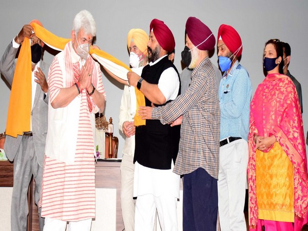 Jammu and Kashmir Lt Governor Manoj Sinha with delegation of Sikh community (Photo/Twitter) 