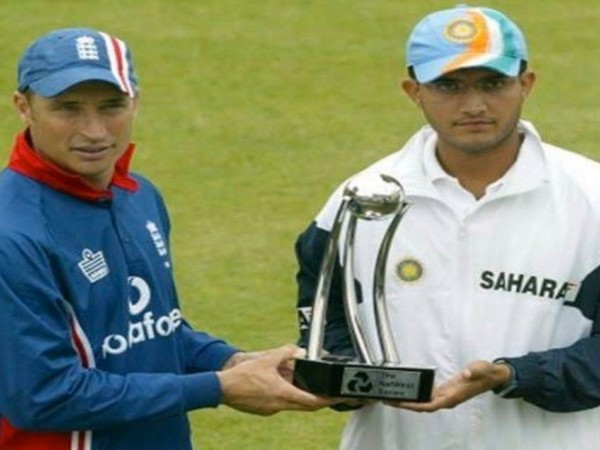 Nasser Hussain and Sourav Ganguly with Natwest Trophy (Photo/Sourav Ganguly Twitter)