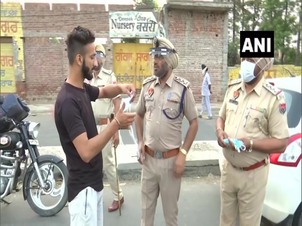 Amritsar Police distribute masks to people on the street