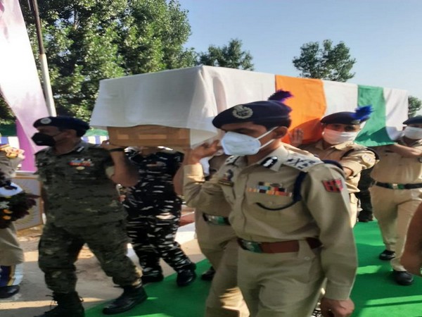 Soldiers carry the body of the CRPF jawan who lost his life in Sopore terror attack yesterday.