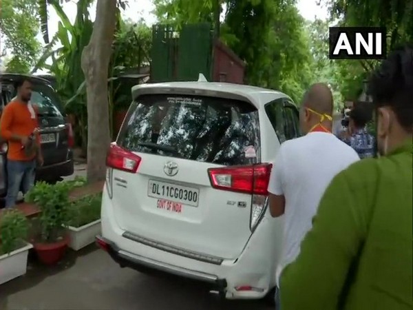 A team of Enforcement Directorate arrives at the residence of Congress leader Ahmed Patel for questioning, in connection with Sandesara scam on Thursday. [Photo/ANI]