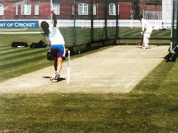 Isa Guha bowling to Sachin Tendulkar (Photo/ Isa Guha Twitter)