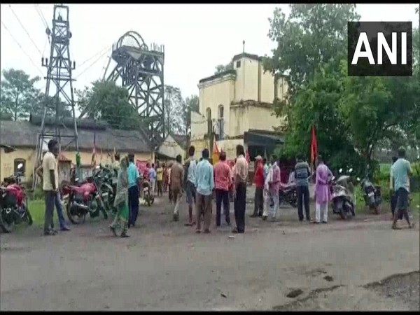 Coal India Limited (CIL) workers protest against privatisation of the company in Asansol. [Photo/ANI]
