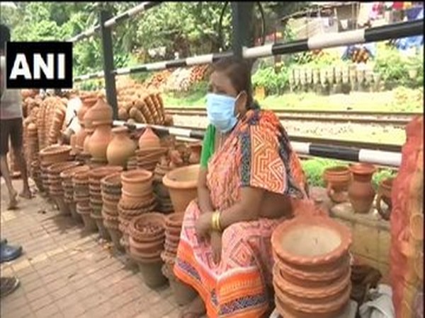 Earthen pot makers in Guwahati struggle to meet financial expenses amid COVID-19 crisis (Photo/ANI)