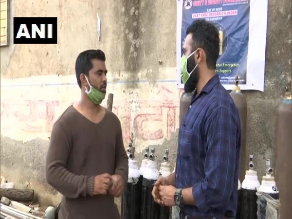 Oxygen tanks provided free of cost for 48 hours in Mumbai by two youth as COVID-19 cases continue to rise