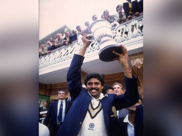 Kapil Dev with the 1983 World Cup trophy (Photo/ Mohammad Kaif Twitter)