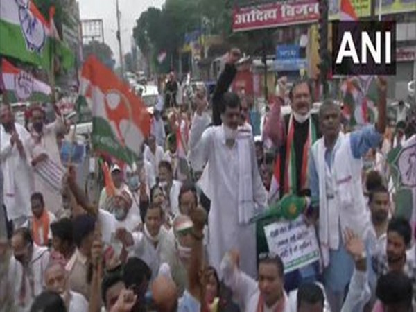 Congress workers in Patna protest against increase in fuel prices (Photo/ANI)