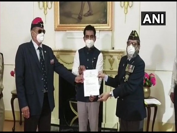 Ex-servicemen of armed forces and paramilitary forces gave a memorandum to MP Shankar Lalwani (Photo/ANI)