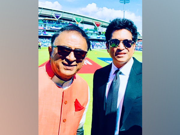 Sunil Gavaskar with Sachin Tendulkar (Photo/ Sachin Tendulkar Twitter) 