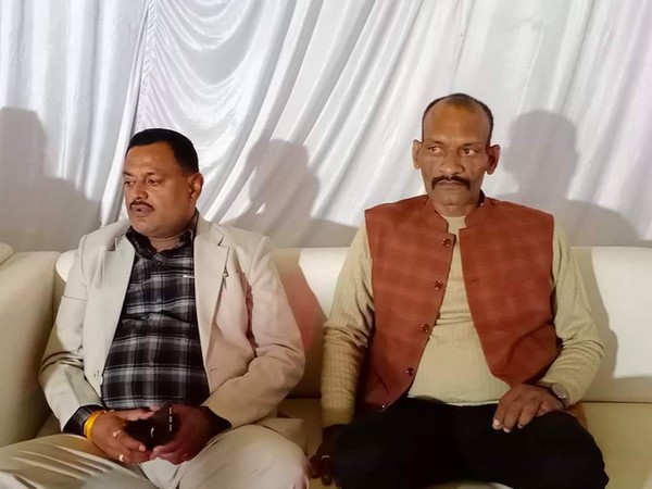 Arvind Ramvilas Trivedi (right) with gangster Vikas Dubey (left). Photo/ANI