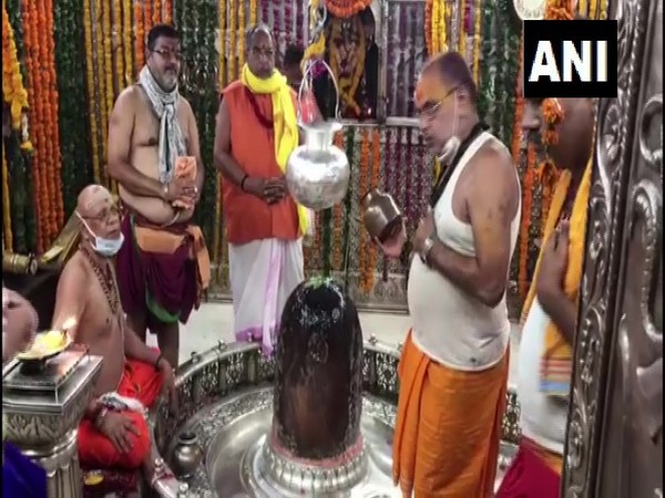  Special prayers being offered for the good health of Amitabh Bachchan & Abhishek Bachchan at a temple in Ujjain.