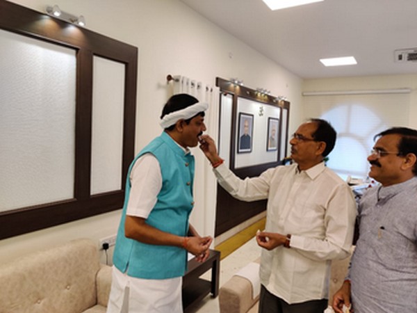 Congress MLA from Bada Malhera, Pradhyuman Singh Lodhi met Chief Minister Shivraj Singh Chouhan today. (Photo/ANI)