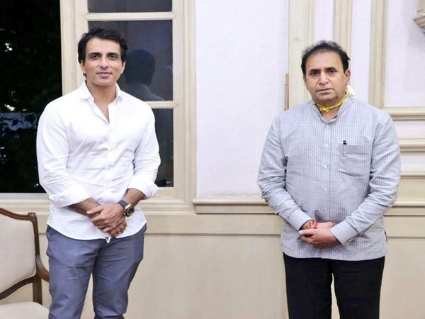 Bollywood actor Sonu Sood with Maharashtra Home Minister Anil Deshmukh (Image Source: Twitter)