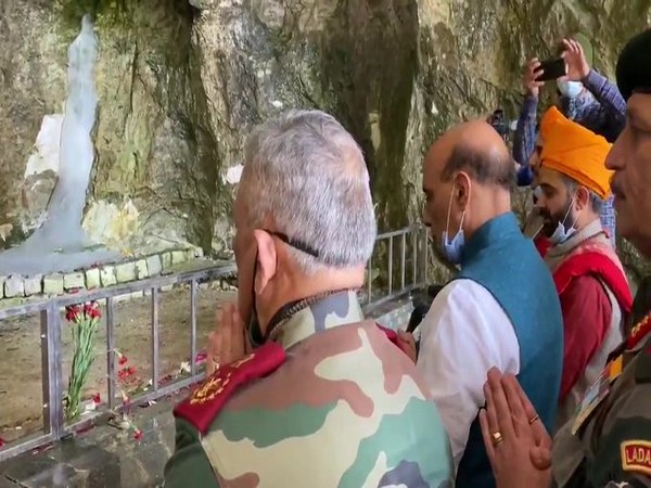 Defence Minister Rajnath Singh and Chief of Defence Staff Bipin Rawat offering prayers at Amarnath Temple (Photo/ANI)