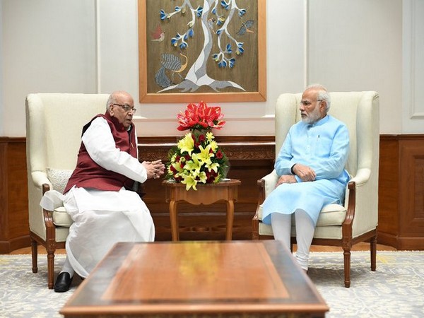 Prime Minister Narendra Modi (right), Madhya Pradesh Governor Lalji Tandon (left). (Photo/Twitter/PM Modi)