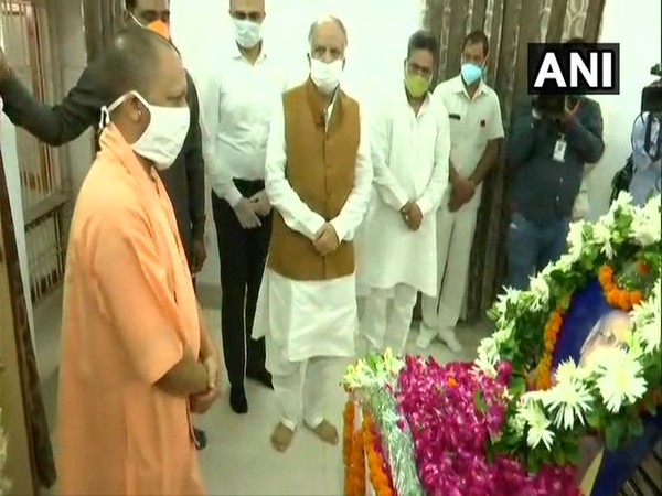 Chief Minister Yogi Adityanath paid his last respects to Governor of Madhya Pradesh, Lalji Tandon in Lucknow on Tuesday (Photo/ANI)