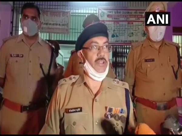   Dr Arvind Chaturvedi, SP Barabanki speaks to media about the encounter of criminal Tinku Kapala. [Photo/ANI]