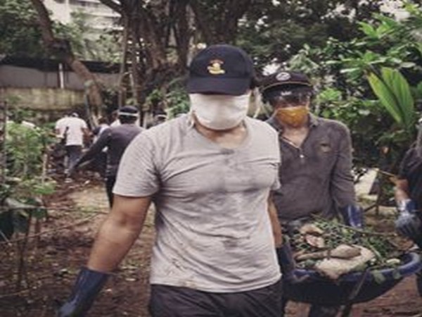 Actor Randeep Hooda in a cleanliness drive at Mumbai's Versova police station (Image Source: Twitter)
