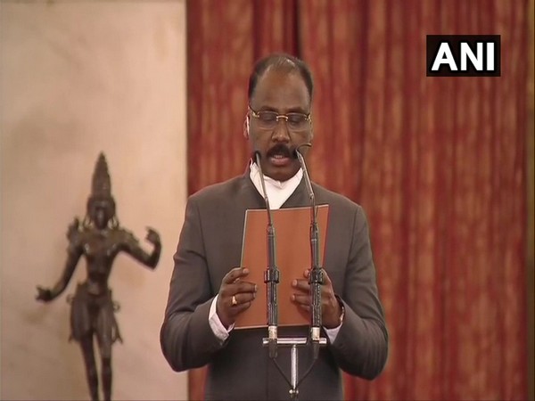 GC Murmu take the oath as Comptroller and Auditor General of India in the Rashtrapati Bhawan. (Photo/ANI)