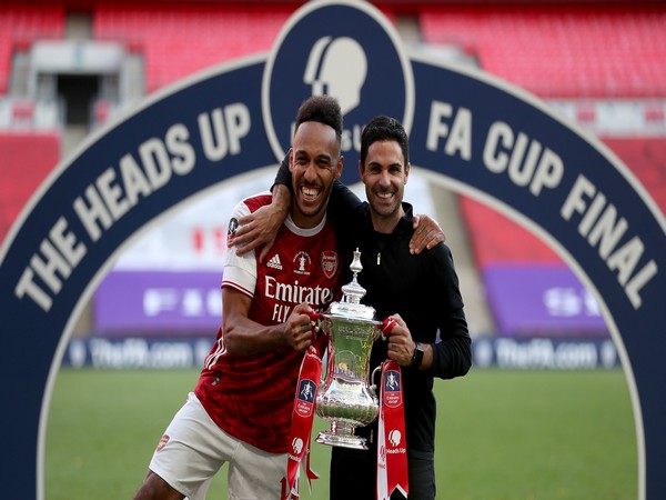 Pierre-Emerick Aubameyang with Mikel Arteta. (Photo/ Arsenal Twitter) 